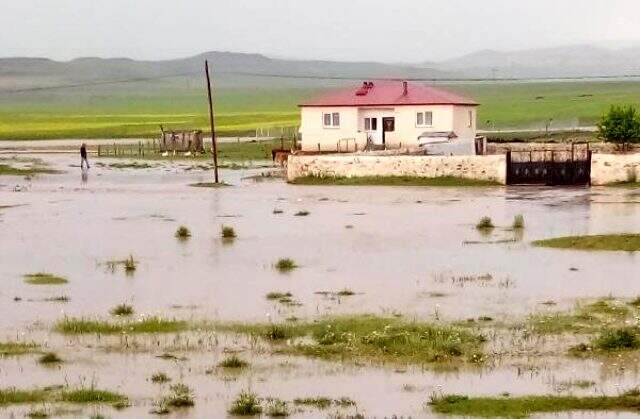 Kars'ta dolu yağdı, yol beyaza büründü