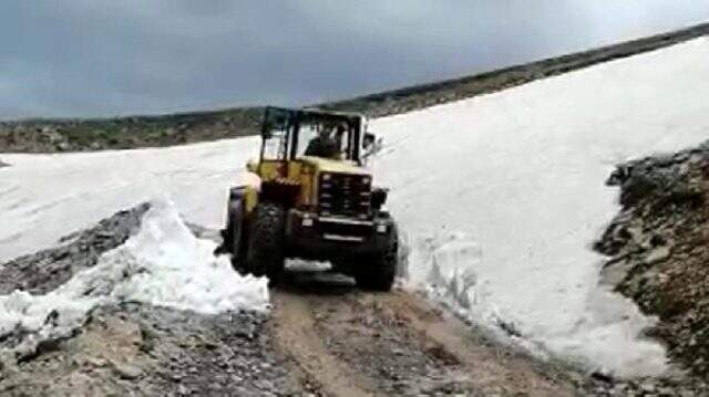 Kars'ta dolu yağdı, yol beyaza büründü
