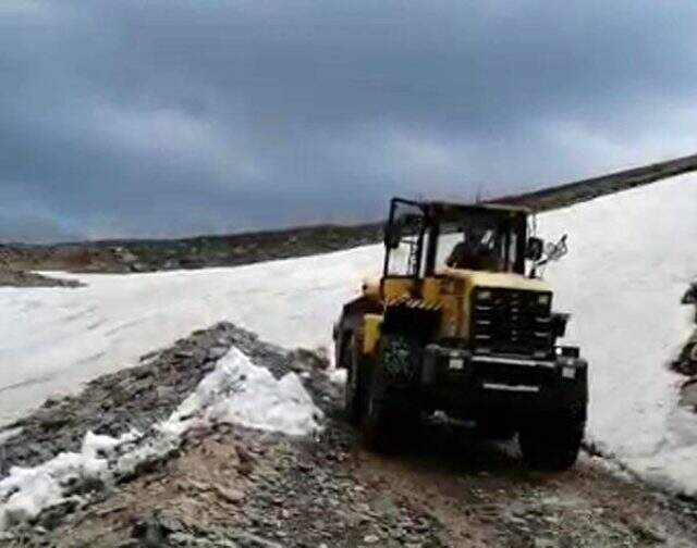 Kars'ta dolu yağdı, yol beyaza büründü