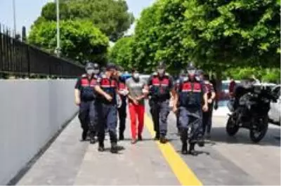 Katil zanlısı 18 yıl kaçtı, ehliyet değiştirmek isteyince yakalandı Katil zanlısı 18 yıl kaçtı, ehliyet değiştirmek isteyince yakalandı