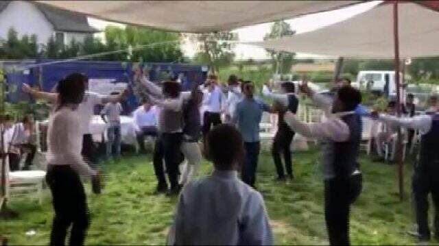 Koronavirüse aldırış etmediler, düğün yapıp eğlendiler