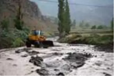 Oltu'da yağış sonrası dereye yapılan müdahale olası taşkını engelledi Oltu'da yağış sonrası dereye yapılan müdahale olası taşkını engelledi