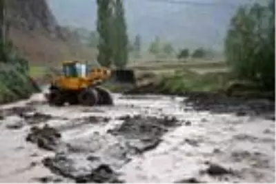 Oltu'da yağış sonrası dereye yapılan müdahale olası taşkını engelledi Oltu'da yağış sonrası dereye yapılan müdahale olası taşkını engelledi