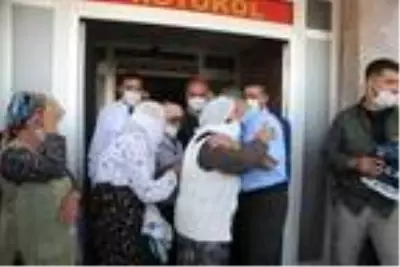 Ordu'ya atanan Tunceli Valisi Sonel'i yüzlerce kişi uğurladı Ordu'ya atanan Tunceli Valisi Sonel'i yüzlerce kişi uğurladı