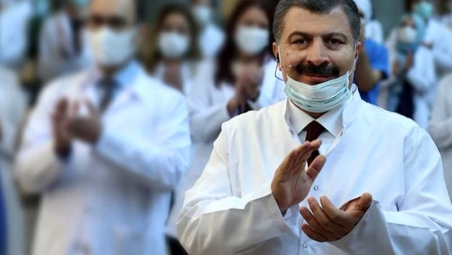 Sağlık Bakanı Fahrettin Koca, eleştiriler sonrası Twitter'daki maskeyi çenesine indirdiği fotoğrafını kaldırdı