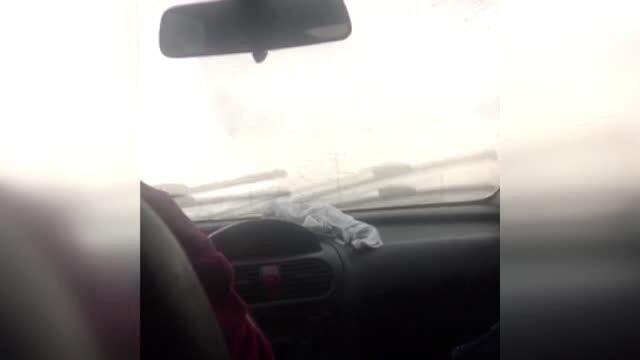 Seyir halindeki otomobile yıldırım isabet etti, o anlar saniye saniye kameralara yansıdı