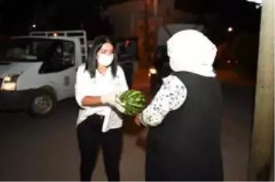 Tarsus Belediyesi, çiftçilerden aldığı 300 ton ürünü halka dağıttı Tarsus Belediyesi, çiftçilerden aldığı 300 ton ürünü halka dağıttı