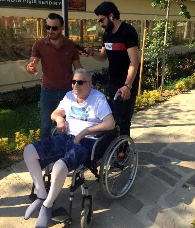 Uzun süre sonra sokağa çıkan Mehmet Ali Erbil, hayvanat bahçesini ziyaret etti Uzun süre sonra sokağa çıkan Mehmet Ali Erbil, hayvanat bahçesini ziyaret etti
