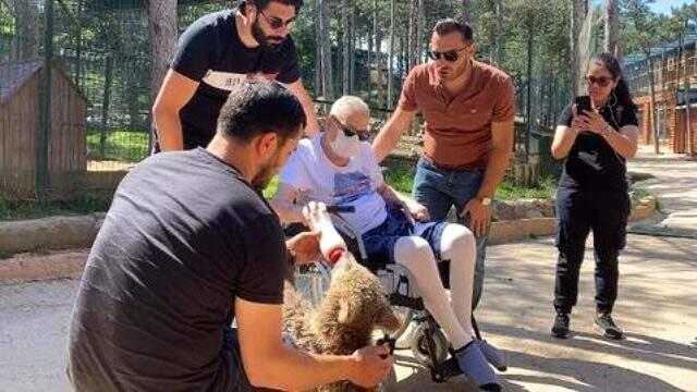 Uzun süre sonra sokağa çıkan Mehmet Ali Erbil, hayvanat bahçesini ziyaret etti Uzun süre sonra sokağa çıkan Mehmet Ali Erbil, hayvanat bahçesini ziyaret etti