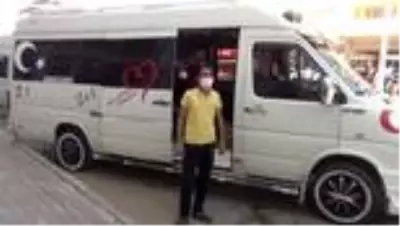 Yeşilçam sanatçılarının fotoğraflarıyla donatılmış minibüs ilgi görüyor Yeşilçam sanatçılarının fotoğraflarıyla donatılmış minibüs ilgi görüyor