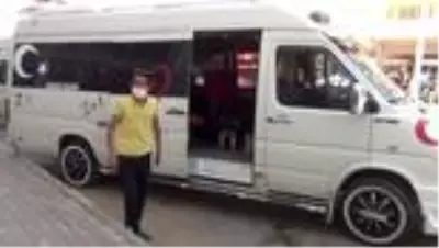 Yeşilçam sanatçılarının fotoğraflarıyla donatılmış minibüs ilgi görüyor Yeşilçam sanatçılarının fotoğraflarıyla donatılmış minibüs ilgi görüyor