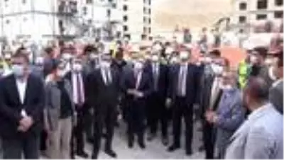Bakan Kurum, depremzedeler için yapılan konutları inceledi