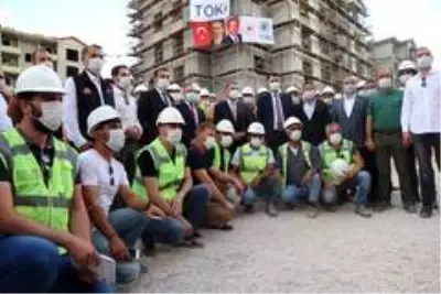 Bakan Kurum Elazığ'da, yapımı süren deprem konutlarını inceledi Bakan Kurum Elazığ'da, yapımı süren deprem konutlarını inceledi