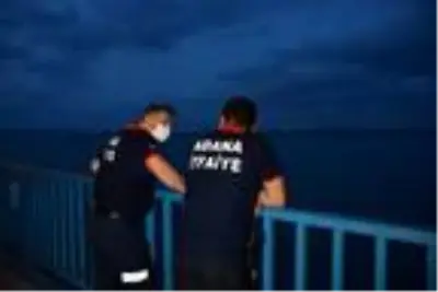 Bileklerini kesip göle atlayan kişi, suda kayboldu Bileklerini kesip göle atlayan kişi, suda kayboldu