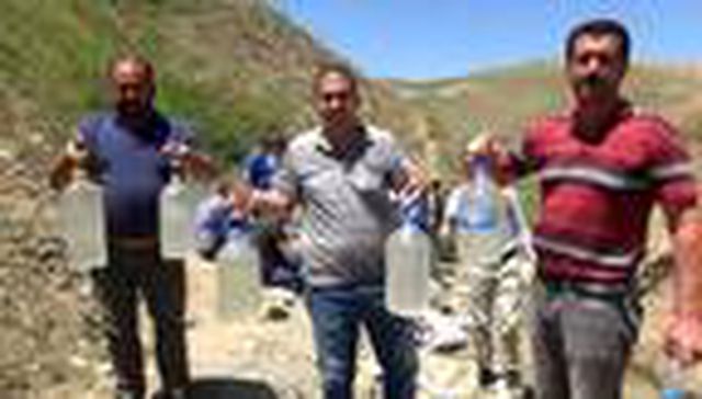 Muş'ta akılalmaz olay! Yer altından çıkan su, içine atılan taşı 2 dakikada eritiyor