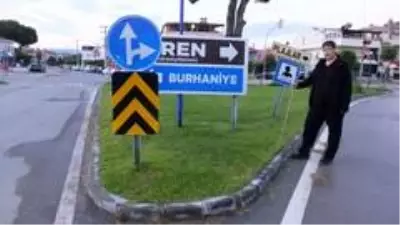Burhaniye'de yön tabelası şaşırtıyor