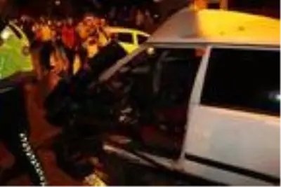 Direğe çarpan otomobil ikiye bölündü, sürücü yaralandı Direğe çarpan otomobil ikiye bölündü, sürücü yaralandı