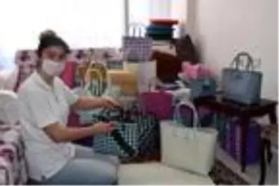 Evinde plastik şeritlerden çanta üretip 6 ülkeye satıyor