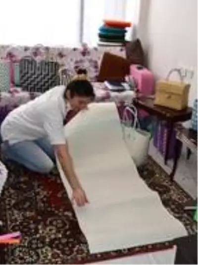 Evinde plastik şeritlerden çanta üretip 6 ülkeye satıyor Evinde plastik şeritlerden çanta üretip 6 ülkeye satıyor