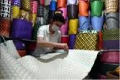 Evinde plastik şeritlerden çanta üretip 6 ülkeye satıyor