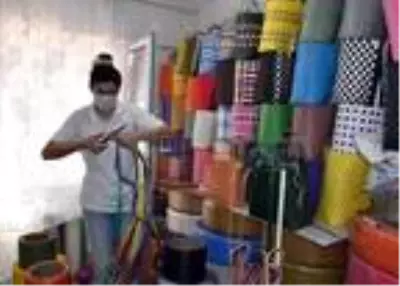 Evinde plastik şeritlerden çanta üretip 6 ülkeye satıyor Evinde plastik şeritlerden çanta üretip 6 ülkeye satıyor