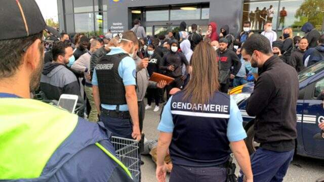 Fransa'da indirimli oyun konsolu izdihama neden oldu, polis gazla müdahale etti