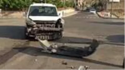 Hafif ticari araç ile otomobil çarpıştı, burunları bile kanamadan çıktılar