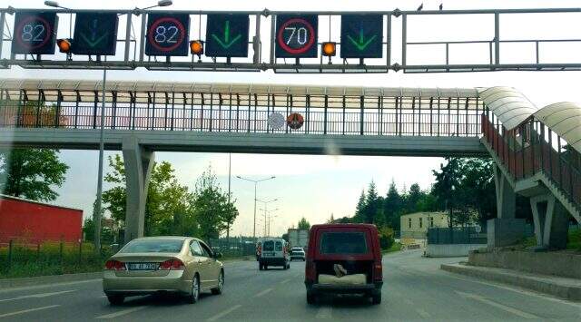 Kendi rahatı için trafik güvenliğini hiçe sayan yolcu kamerada