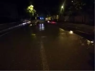 Kontrolden çıkan araç kaldırma çarptı