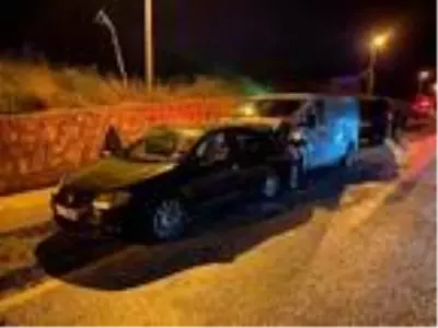Koyun yola atladı, otomobil ile hafi ticari araç çarpıştı: 9 yaralı