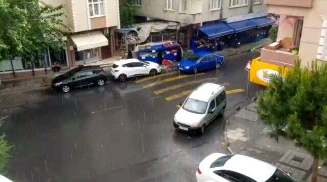 Meteoroloji uyarmıştı! İstanbul'da etkili olan sağanak yağış hayatı felç etti