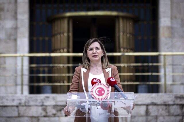 MHP'li Arzu Erdem, basın açıklaması yaparken yağmura yakalandı