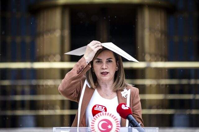 MHP'li Arzu Erdem, basın açıklaması yaparken yağmura yakalandı