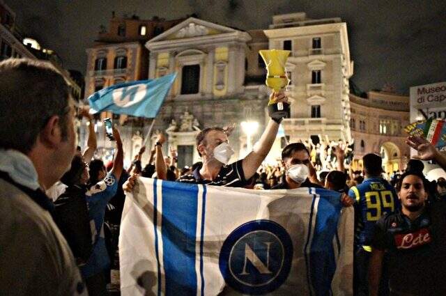 Napoli taraftarı, koronavirüs salgınını hiçe sayarak şehirde kupa şampiyonluğunu kutladı