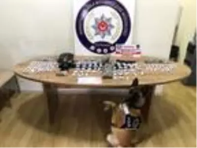 Narkotik köpeği 'Kiraz', su saati kutusu içinde uyuşturucu buldu