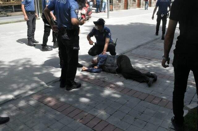 Parkta oturan 65 yaş üstü iki amcanın "Niye bakıyorsun?" kavgası kanlı bitti.