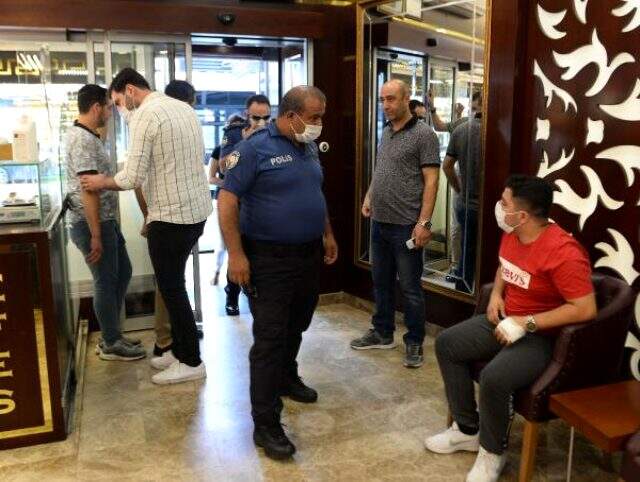 Sahte altın satıcısı, muhabirler haber yapmak için kuyumcuda olduğu sırada suçüstü yakalandı