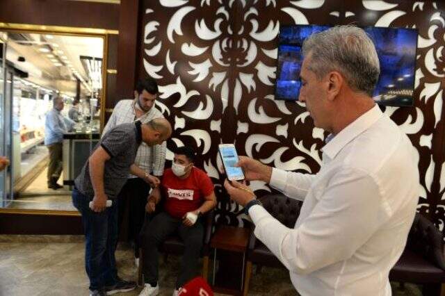 Sahte altın satıcısı, muhabirler haber yapmak için kuyumcuda olduğu sırada suçüstü yakalandı