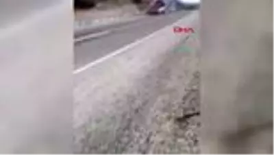Saman yüklü kamyonet hareket halindeyken alev aldı Saman yüklü kamyonet hareket halindeyken alev aldı