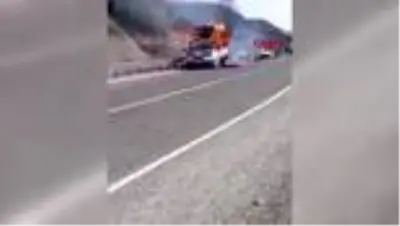 Saman yüklü kamyonet hareket halindeyken alev aldı Saman yüklü kamyonet hareket halindeyken alev aldı