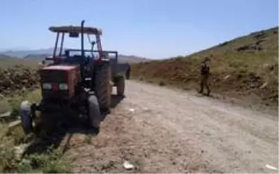 Yılanı ezmemek için ani fren yaptı, yanındakini yola savurdu