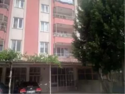Üçüncü kattan düşen genç kız, balkon tentesi sayesinde hayata tutundu Üçüncü kattan düşen genç kız, balkon tentesi sayesinde hayata tutundu