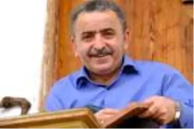 Ağaçları ve çeliği, oyma yöntemiyle sanat eserine dönüştürüyor