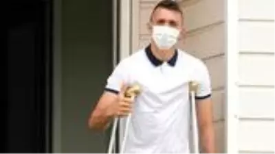 Ameliyat olan Muslera, Florya'daki antrenmanı ziyaret ederek takım arkadaşlarını yalnız bırakmadı Ameliyat olan Muslera, Florya'daki antrenmanı ziyaret ederek takım arkadaşlarını yalnız bırakmadı