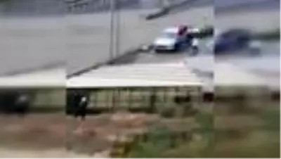 Aşırı yağışa aldırmadı, motosikletini sele kaptırdı