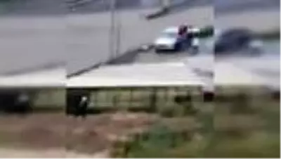 Aşırı yağışa aldırmadı, motosikletini sele kaptırdı