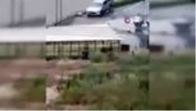 Aşırı yağışa aldırmadı, motosikletini sele kaptırdı
