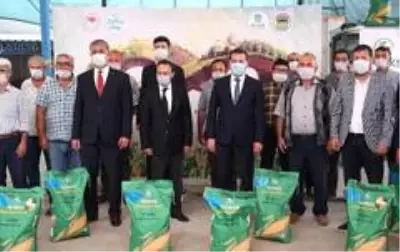 Balıkesir Büyükşehir'den üreticiye tohum desteği Balıkesir Büyükşehir'den üreticiye tohum desteği