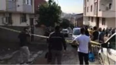 Çocukların kavgası iki aileyi birbirine düşürdü! Komşusunu ve oğlunu bacaklarından vurdu Çocukların kavgası iki aileyi birbirine düşürdü! Komşusunu ve oğlunu bacaklarından vurdu