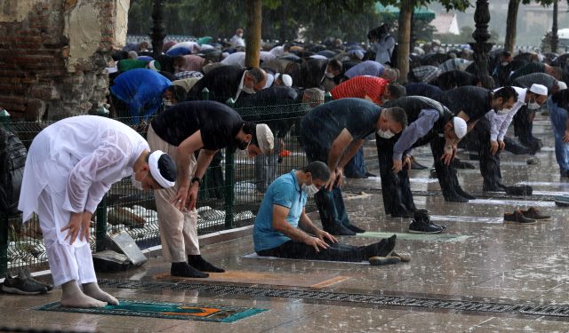 Cuma namazı için camilere akın eden Müslümanlar, sağanak yağmura aldırış etmedi